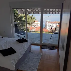 Ella, Apartment